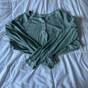Green long sleeve crop top